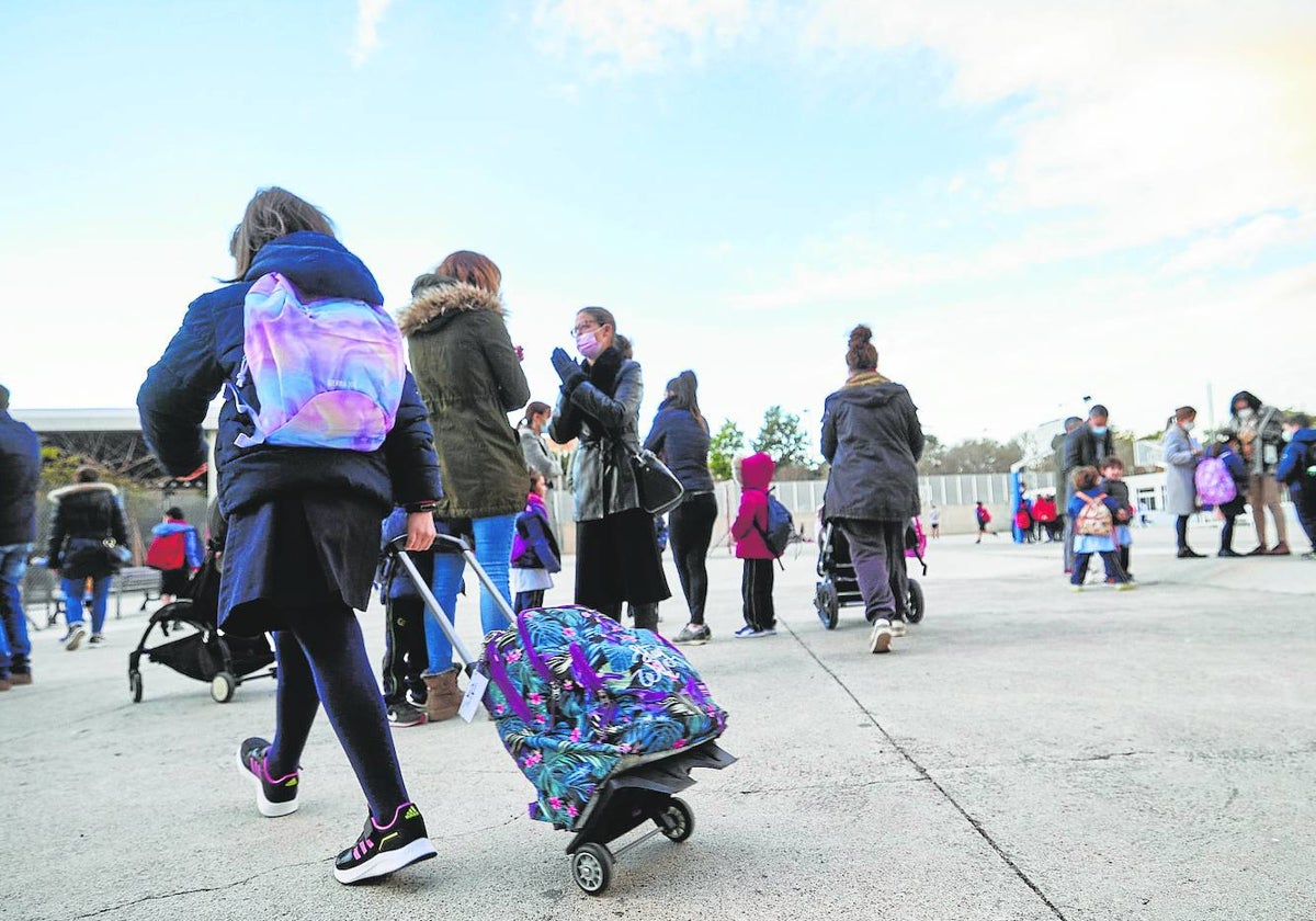 Alumnos y familias entrando a un colegio concertado de Valencia.