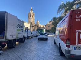 Zona de carga y descarga en la plaza de la Reina.