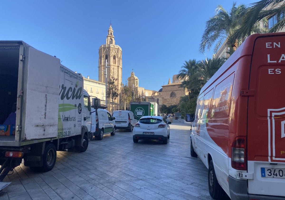 Zona de carga y descarga en la plaza de la Reina.