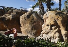 Rocas decorativas de los Jardines de Les Amplàries, cerrados en invierno.