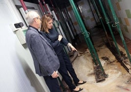 La alcaldesa de Valencia, María José Catalá, junto al concejal de Mercados. Santiago Ballester, en el mercado de Rojas Clemente.