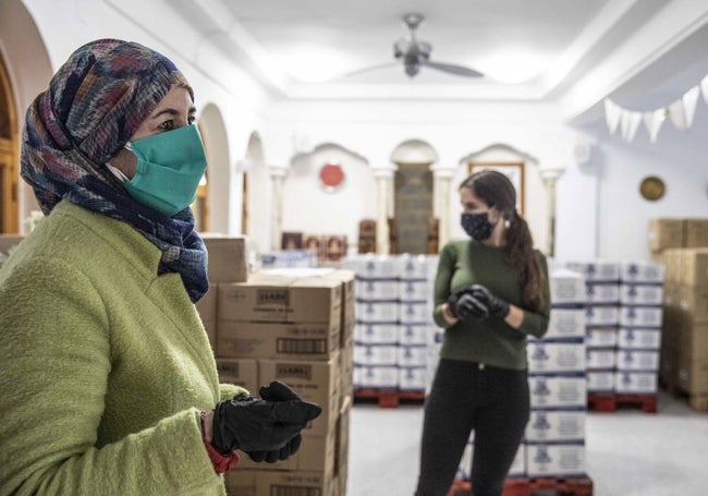 Trabajos de voluntariado con alimentos para personas necesitadas en una mezquita de Valencia.