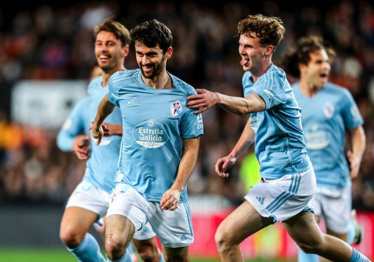 Williot, a la derecha de la imagen, celebra el gol de Luca de la Torre.