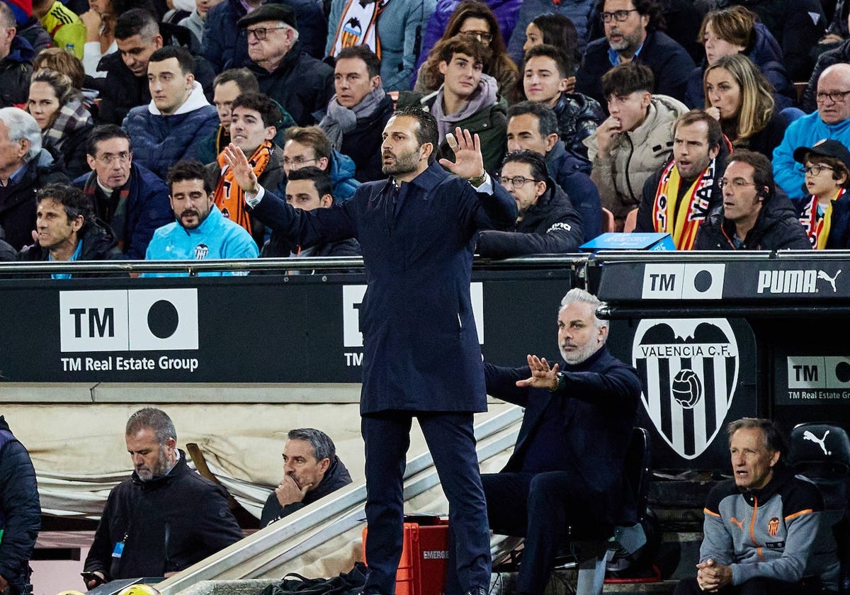 Rubén Baraja pide calma durante el partido contra el Athletic.