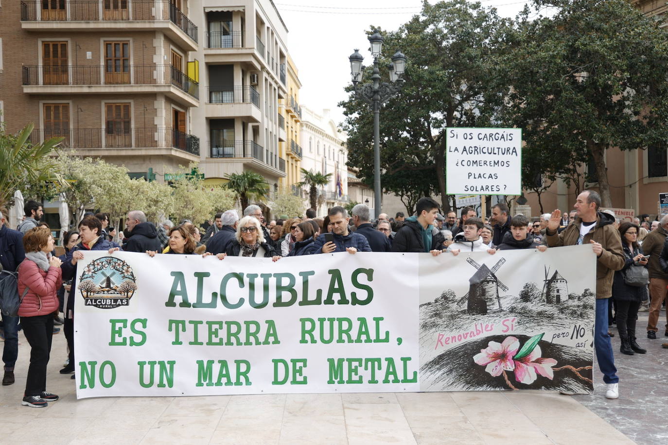 Manifestación multitudinaria contra el modelo actual de implantación de las energías renovables en Valencia