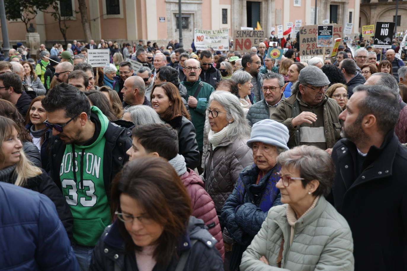 Manifestación multitudinaria contra el modelo actual de implantación de las energías renovables en Valencia