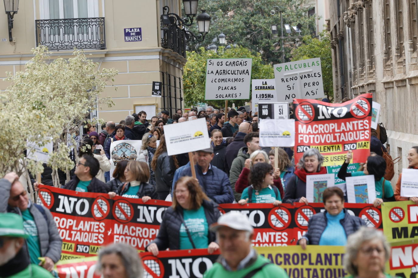 Manifestación multitudinaria contra el modelo actual de implantación de las energías renovables en Valencia