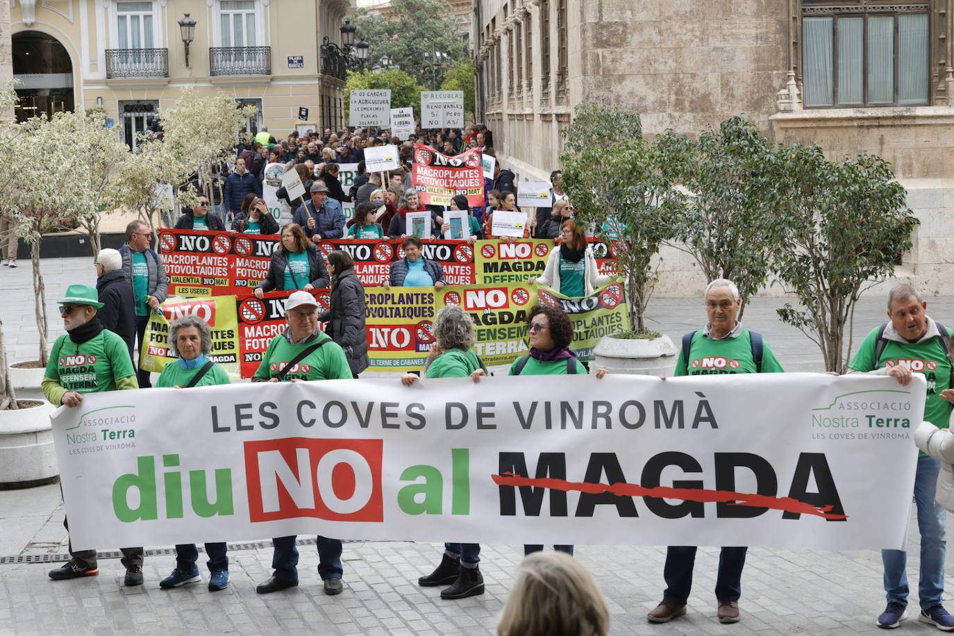 Manifestación multitudinaria contra el modelo actual de implantación de las energías renovables en Valencia