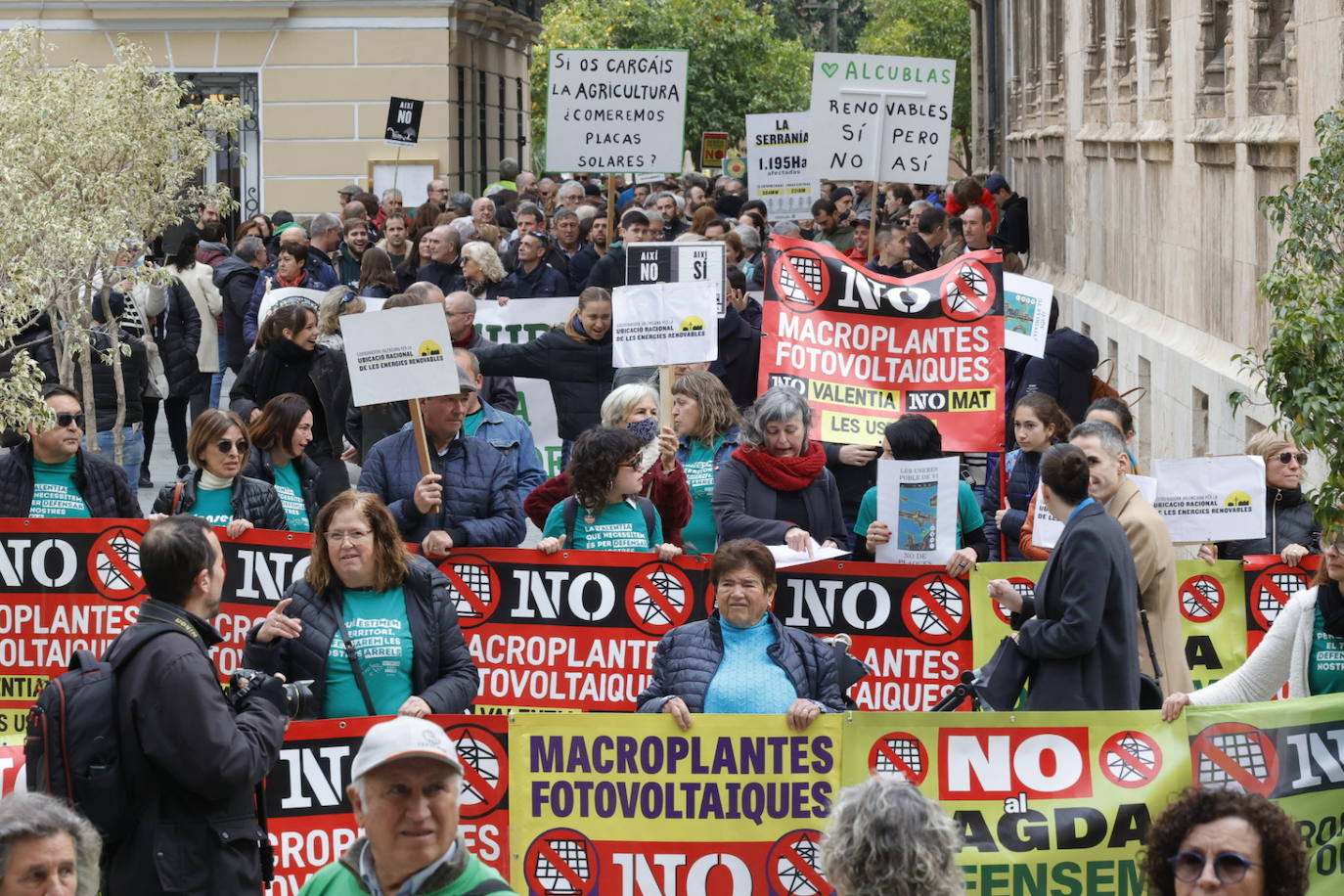 Manifestación multitudinaria contra el modelo actual de implantación de las energías renovables en Valencia