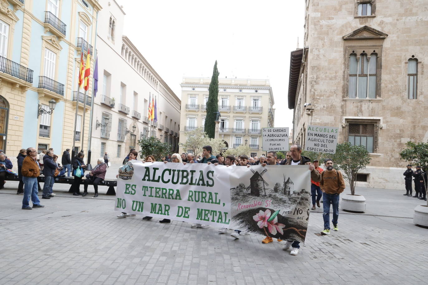 Manifestación multitudinaria contra el modelo actual de implantación de las energías renovables en Valencia