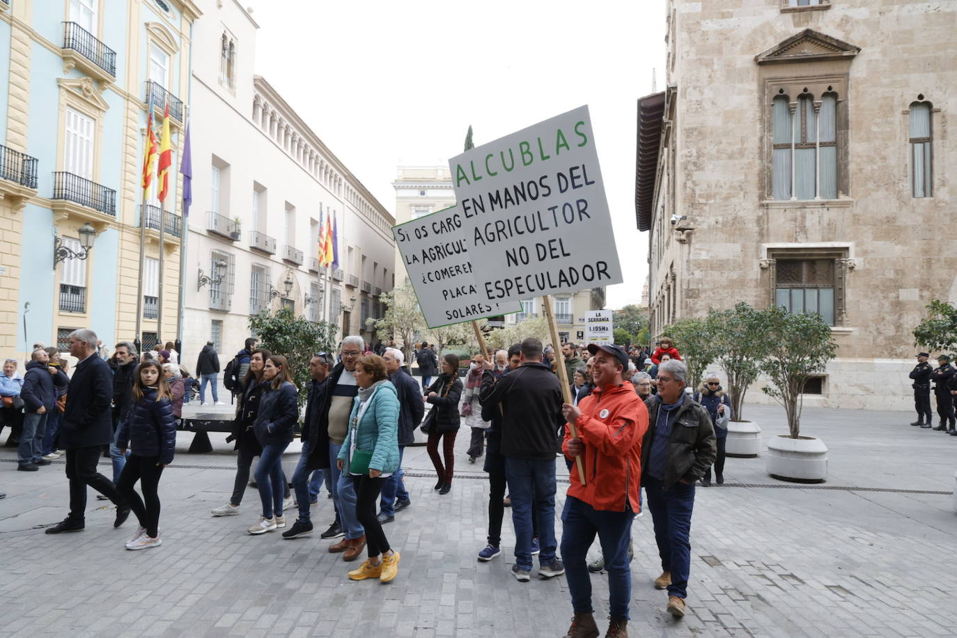 Manifestación multitudinaria contra el modelo actual de implantación de las energías renovables en Valencia