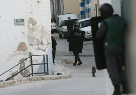 Agentes de la Guardia Civil durante una intervención con un hombre atrincherado en Llíria, en una imagen de archivo.