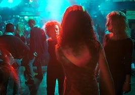 Un grupo de jóvenes baila en una discoteca de Valencia, en una imagen de archivo.