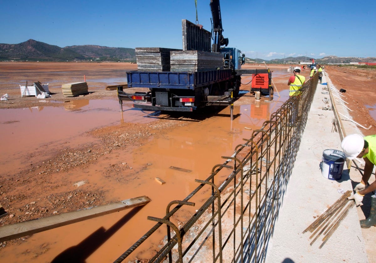 Trabajos en los terrenos de la futura gigafactoría de baterías de Volkswagen en Sagunto.