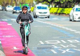 Una conductora de patinete, en las grandes vías.