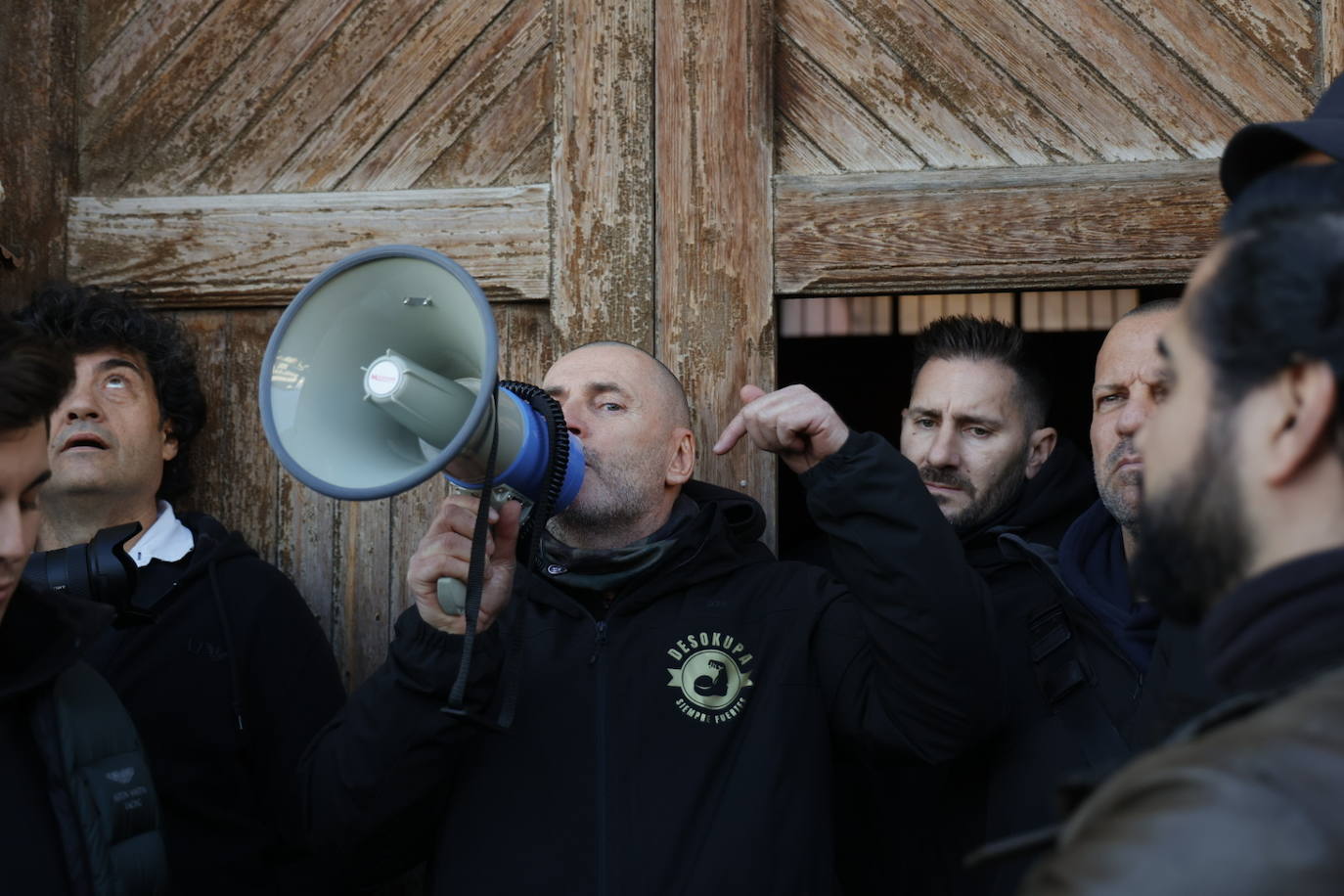 Los okupas abandonan Castellar, en imágenes