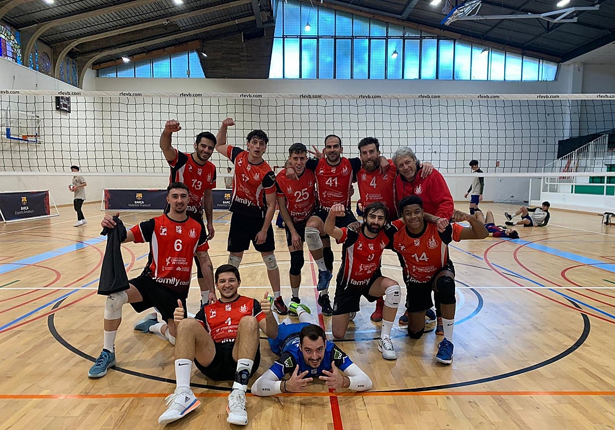 El equipo setabense celebra la victoria.