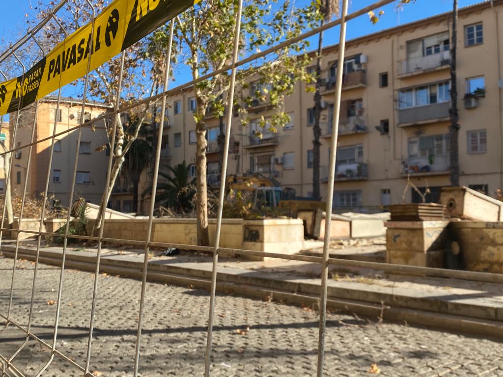 Fotos de las obras en la plaza 7 de octubre de Valencia, en las Casitas Rosa