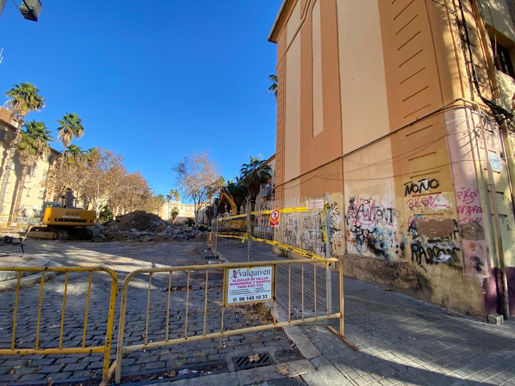 Fotos de las obras en la plaza 7 de octubre de Valencia, en las Casitas Rosa