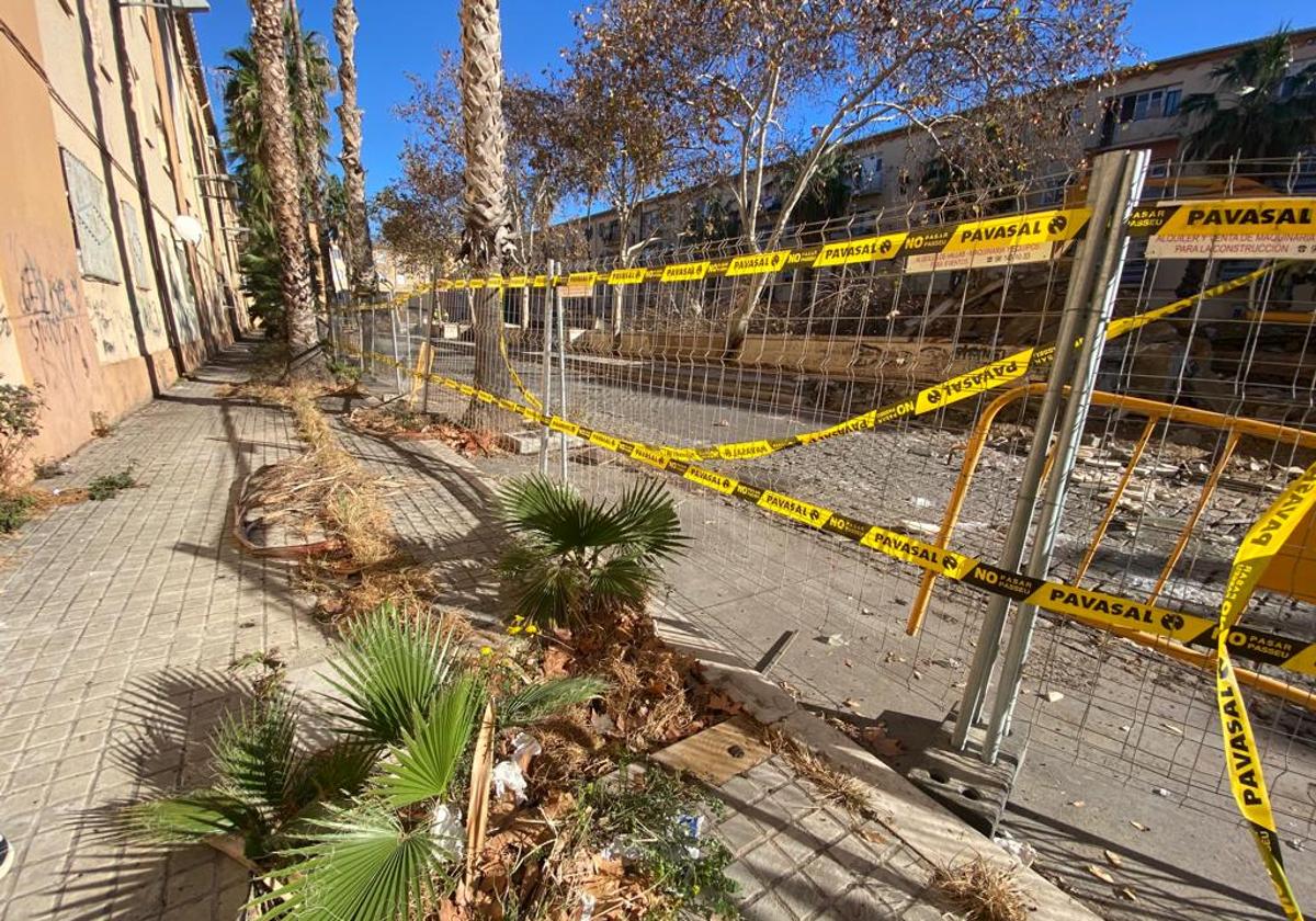 Fotos de las obras en la plaza 7 de octubre de Valencia, en las Casitas Rosa