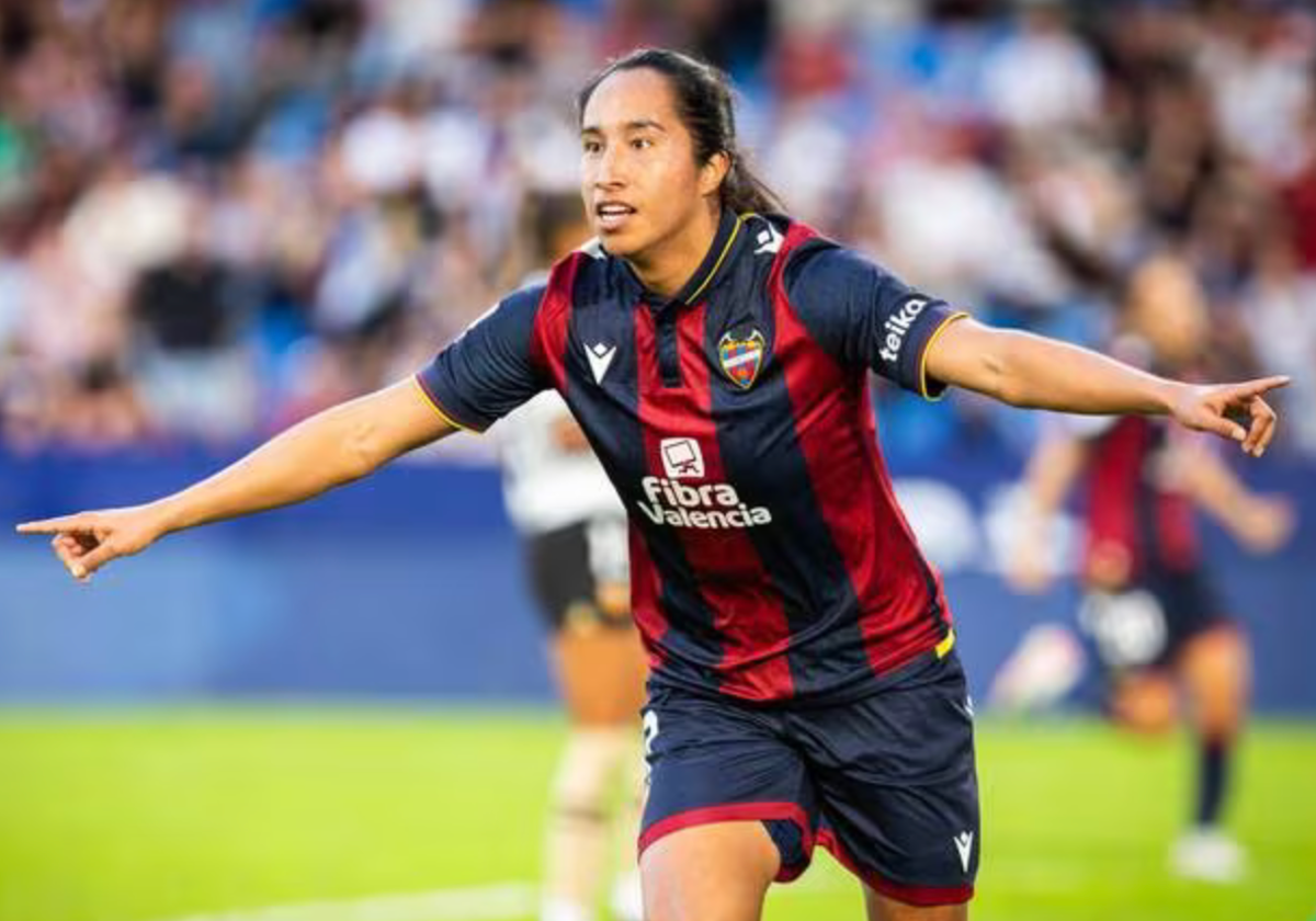 Mayra Ramírez celebrando uno de sus dos goles ante el Valencia