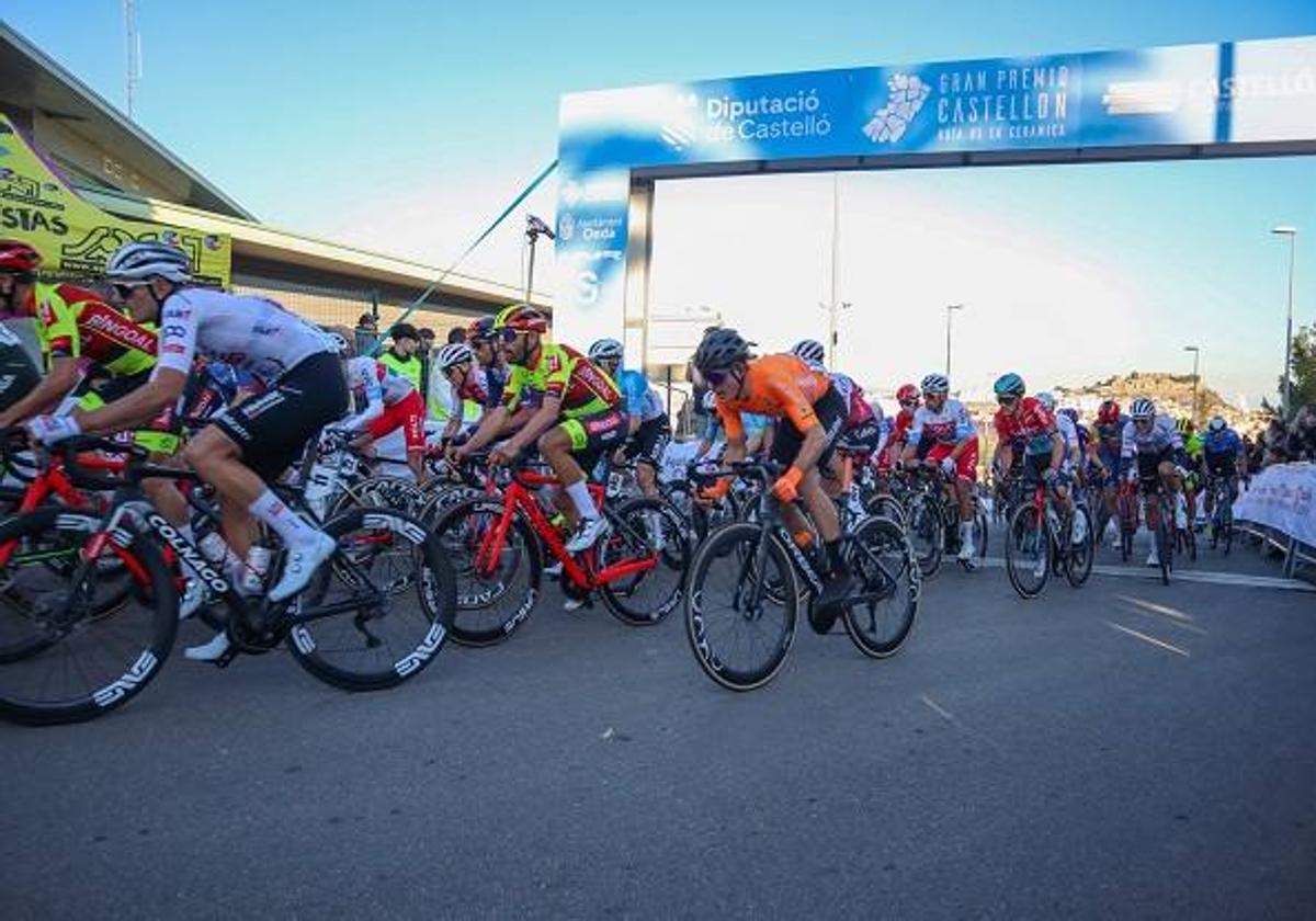 Miles de aficionados al ciclismo se citan en Onda para disfrutar de la prueba internacional GP Ruta de la Cerámica