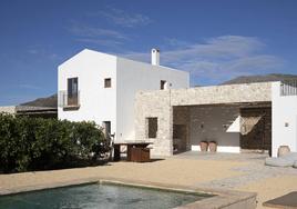 Un porche de piedra separa las dos construcciones de la finca