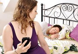 Una joven observa a su pareja mientras duerme.