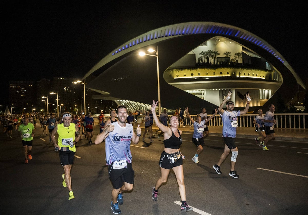 Corredores durante la pasada edición de la 15K Nocturna.