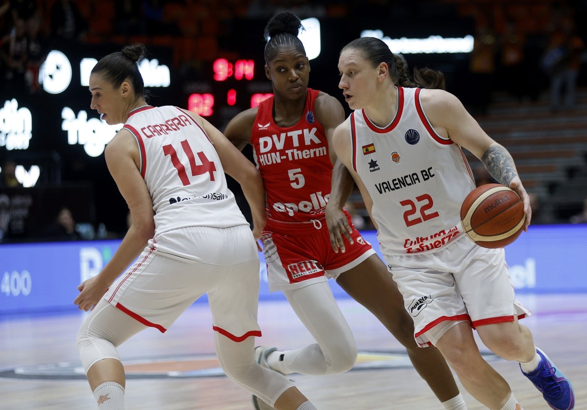 Iagupova con el balón durante el encuentro.