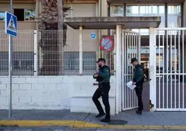 Dos guardias civiles salen del Instituto IES Consuelo Aranda.