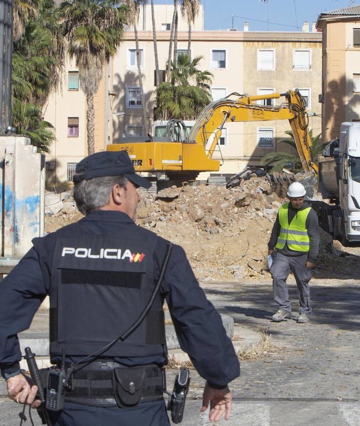 Imagen secundaria 2 - Actuación y vigilancia de la Policía Nacional y finca de la calle Río Tajo con avenida Malvarrosa, a espaladas de un colegio, llena de enseres.