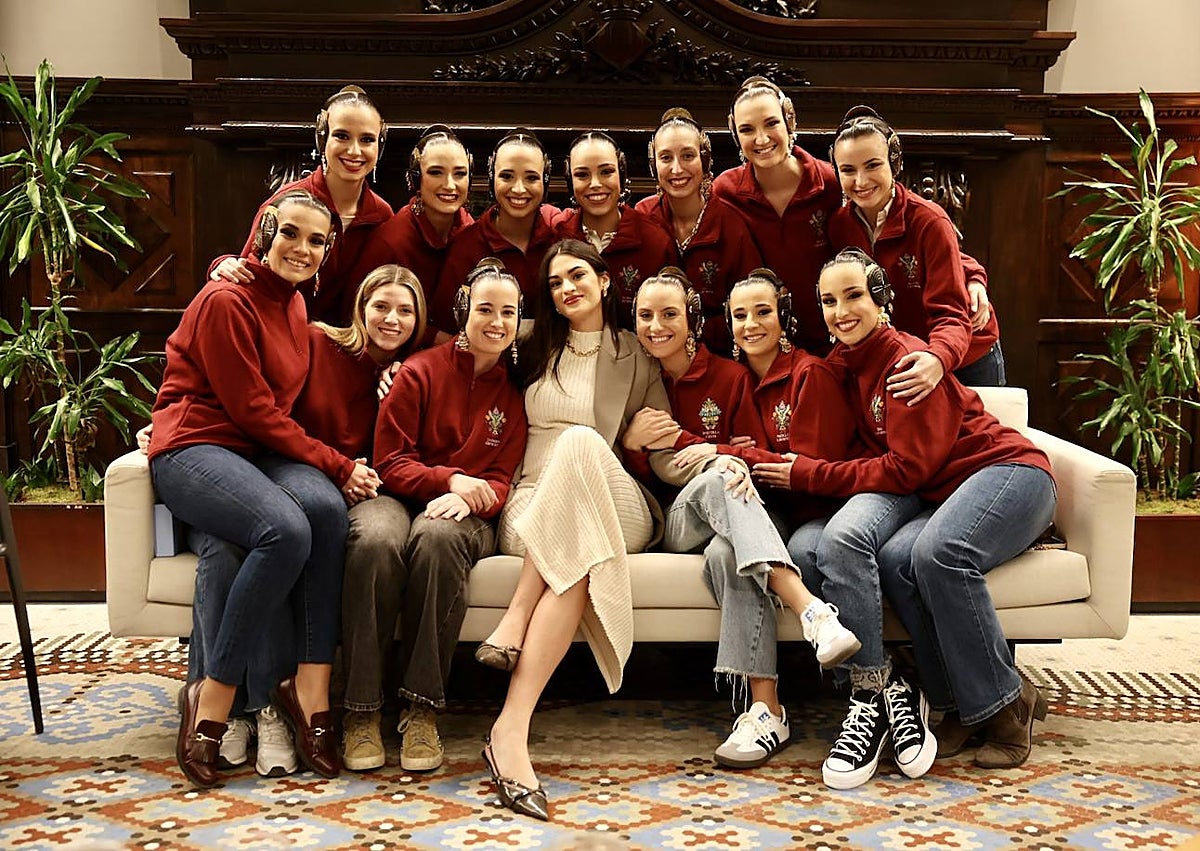 Imagen secundaria 1 - Visita de la mantenedora, Marta Alonso, a María Estela Arlandis y su corte, en el Ayuntamiento de Valencia.