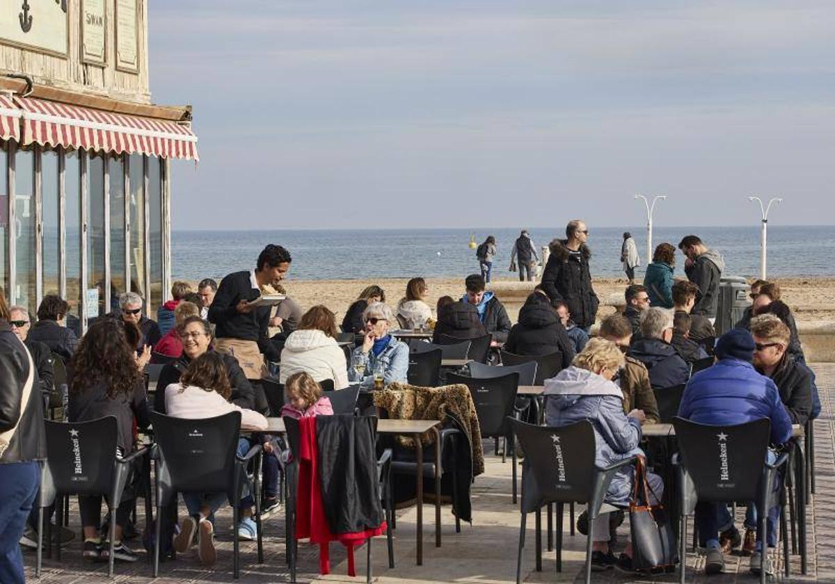 Personas en la Malvarrosa en Valencia.