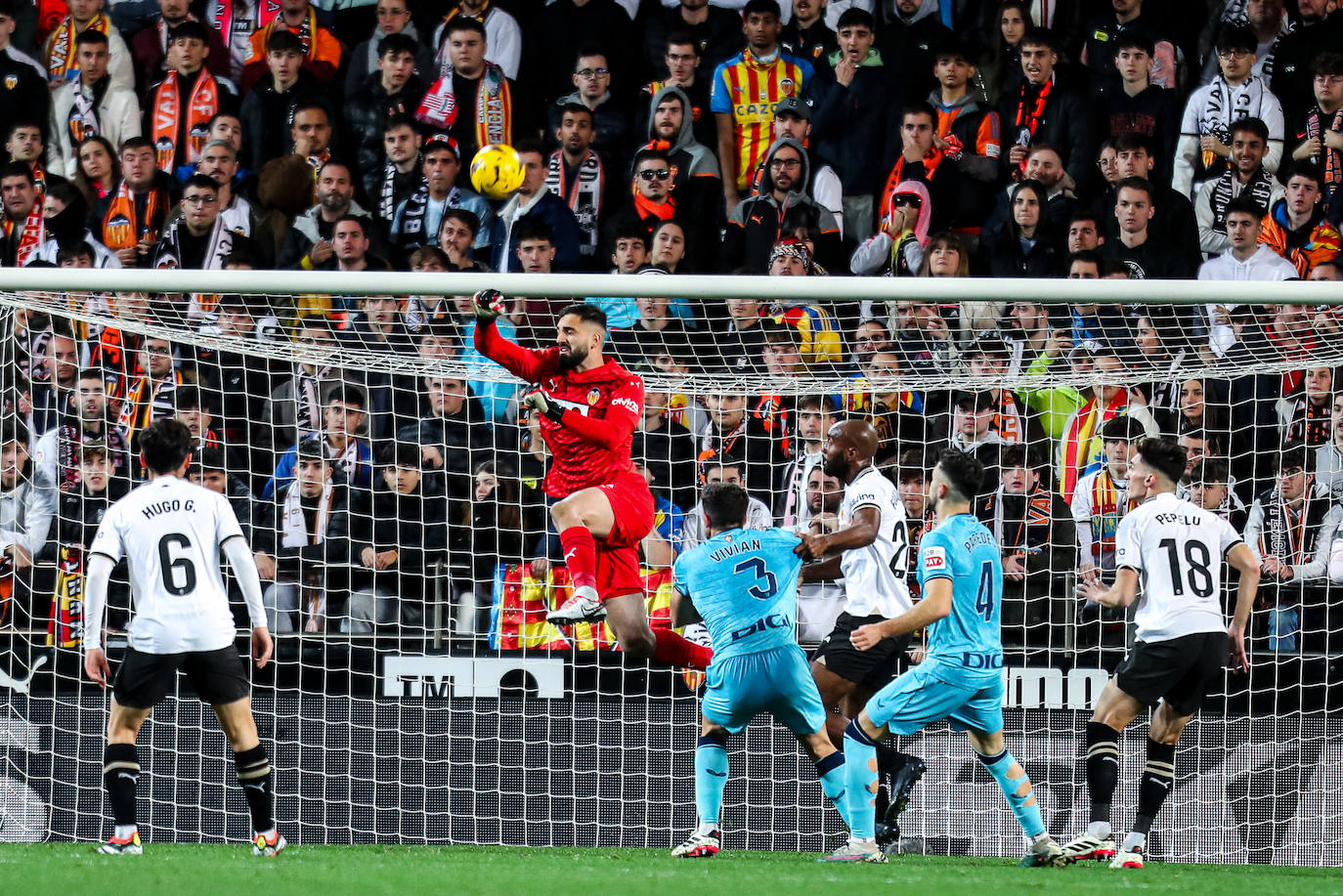 Giorgi Mamardashvili, ante el Athletic Club, en Mestalla.