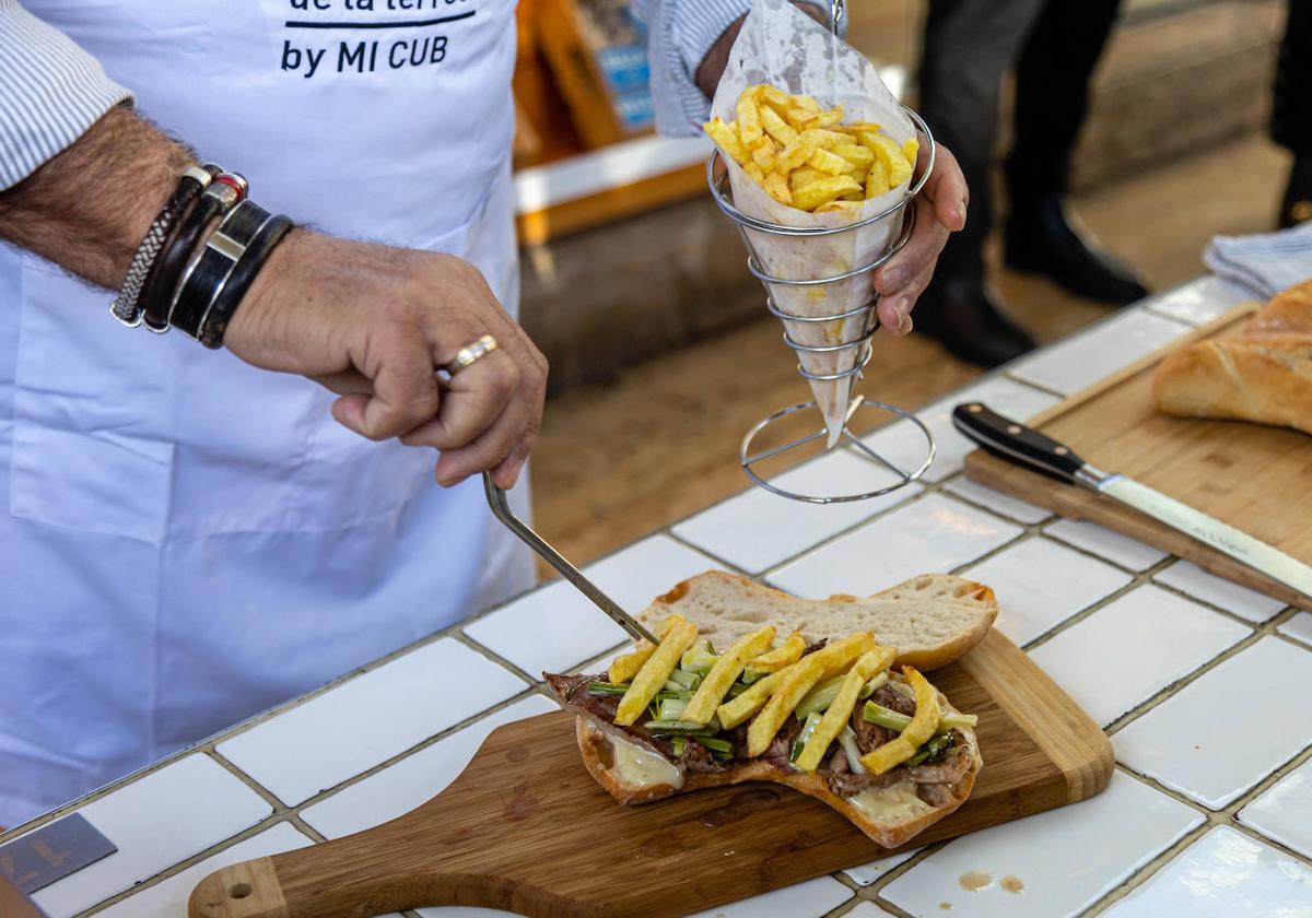 El almuerzo con carne de caballo que se ha empezado a servir en el Mercado de Colón.