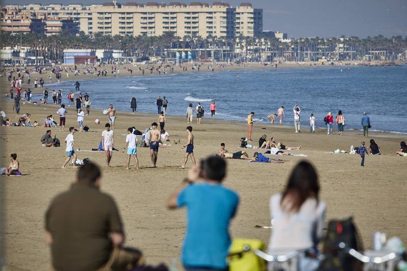 Baños en la playa Las Arenas de Valencia en pleno mes de enero