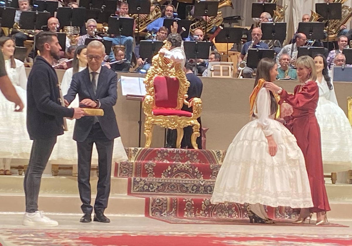 Imagen principal - Ensayo de María Estela Arlandis y de Marina García y la fallera mayor infantil de Valencia, con el edil de Fallas, Santiago Ballester.