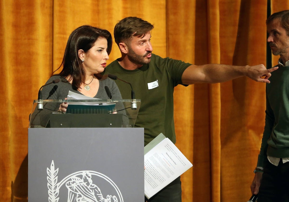 Imagen principal - Hortensia Roig, mantenedora de Marina García, abrazo colectivo de María Estela y su corte y ensayo de Marina García y su corte.