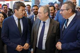 El ministro de Industria y Turismo, Jordi Hereu (c), conversa con el president de la Generalitat, Carlos Mazón, y el president de la Diputación de Alicante, Toni Pérez (d), durante su visita los expositores de las marcas turísticas y empresas de Alicante, Castellón y Valencia con motivo del Día de la Comunitat Valenciana en Fitur 2024.