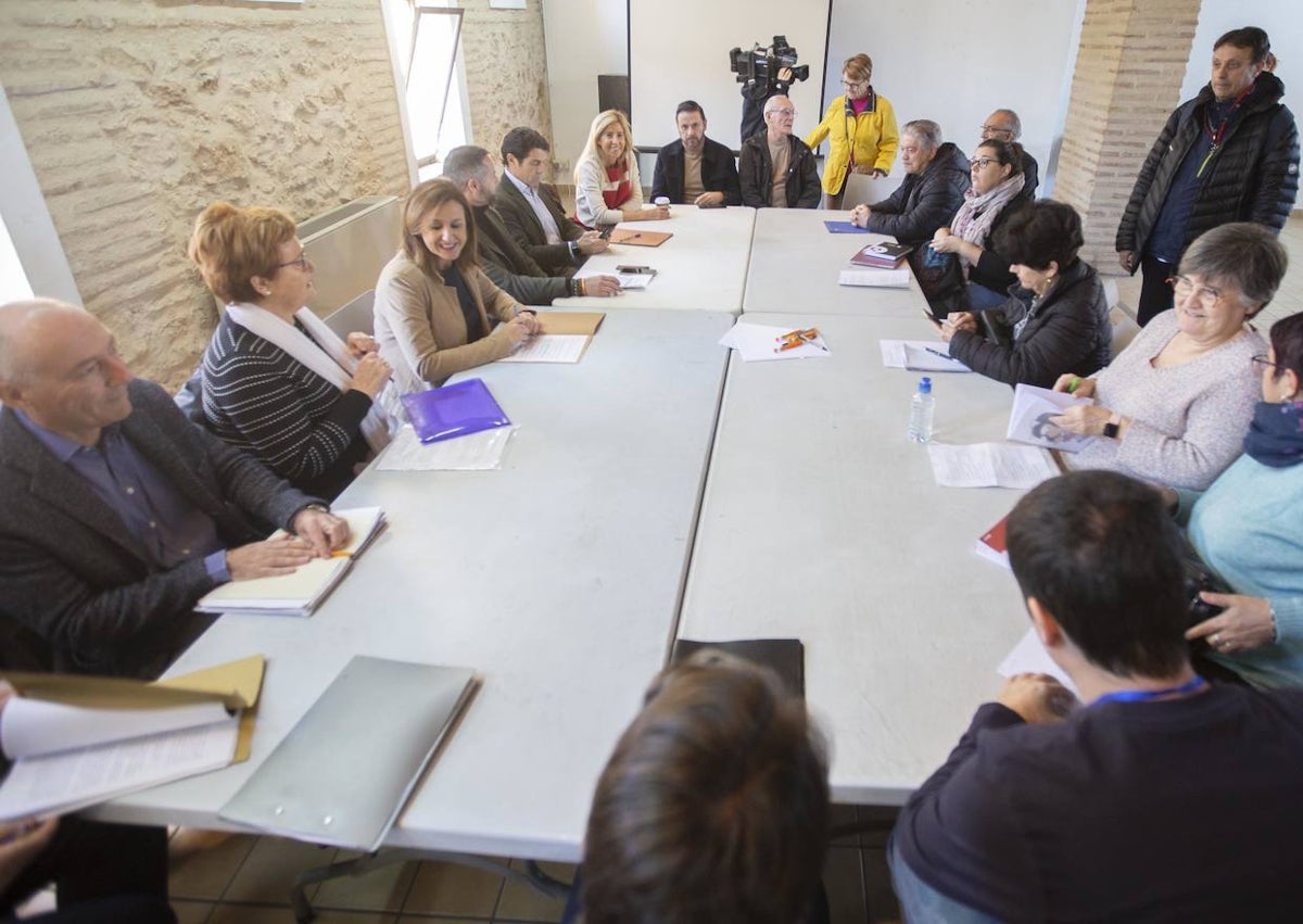 Imagen secundaria 1 - Paseo de la alcaldesa de Valencia, María José Catalá, con los vecinos de Orriols y reunión mantenida.