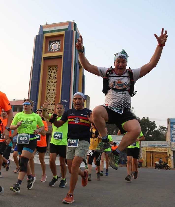 Imagen secundaria 2 - Corredores llegando a meta y durante la noche en el ultramaratón, y participantes en la 10K.