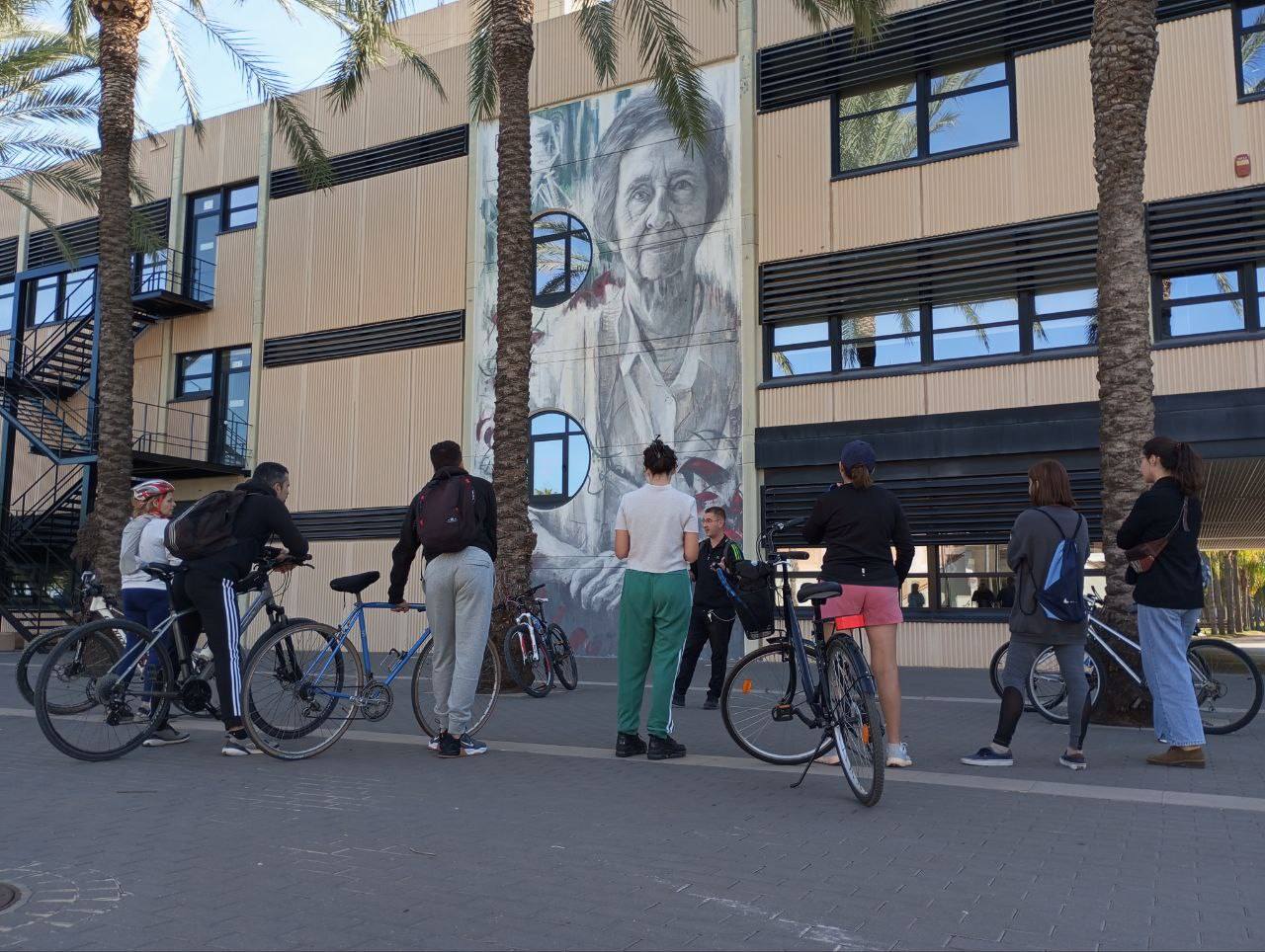 Uno de los murales Dones de Ciéncia.