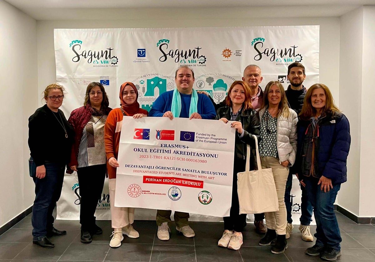 Concejal Raúl Palmero recibiendo a la delegación del Centro Educativo Perihan.