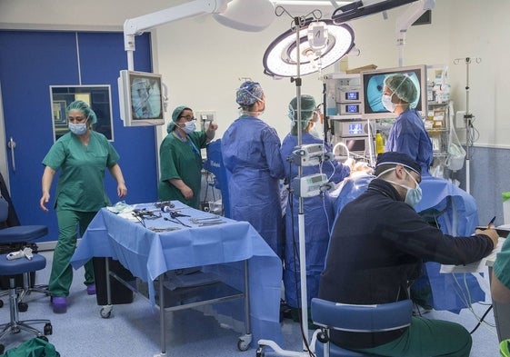 Un equipo de Cirugía durante una operación en un quirófano.