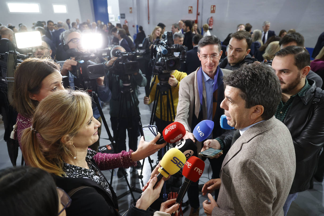 Fotos: la sociedad y los empresarios valencianos se vuelcan con la iniciativa &#039;Somos más&#039; de LAS PROVINCIAS