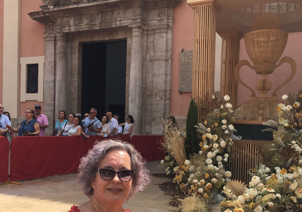 Carmen Bonache, en la plaza de la Virgen, destino habitual de sus viajes en autobús por Valencia.