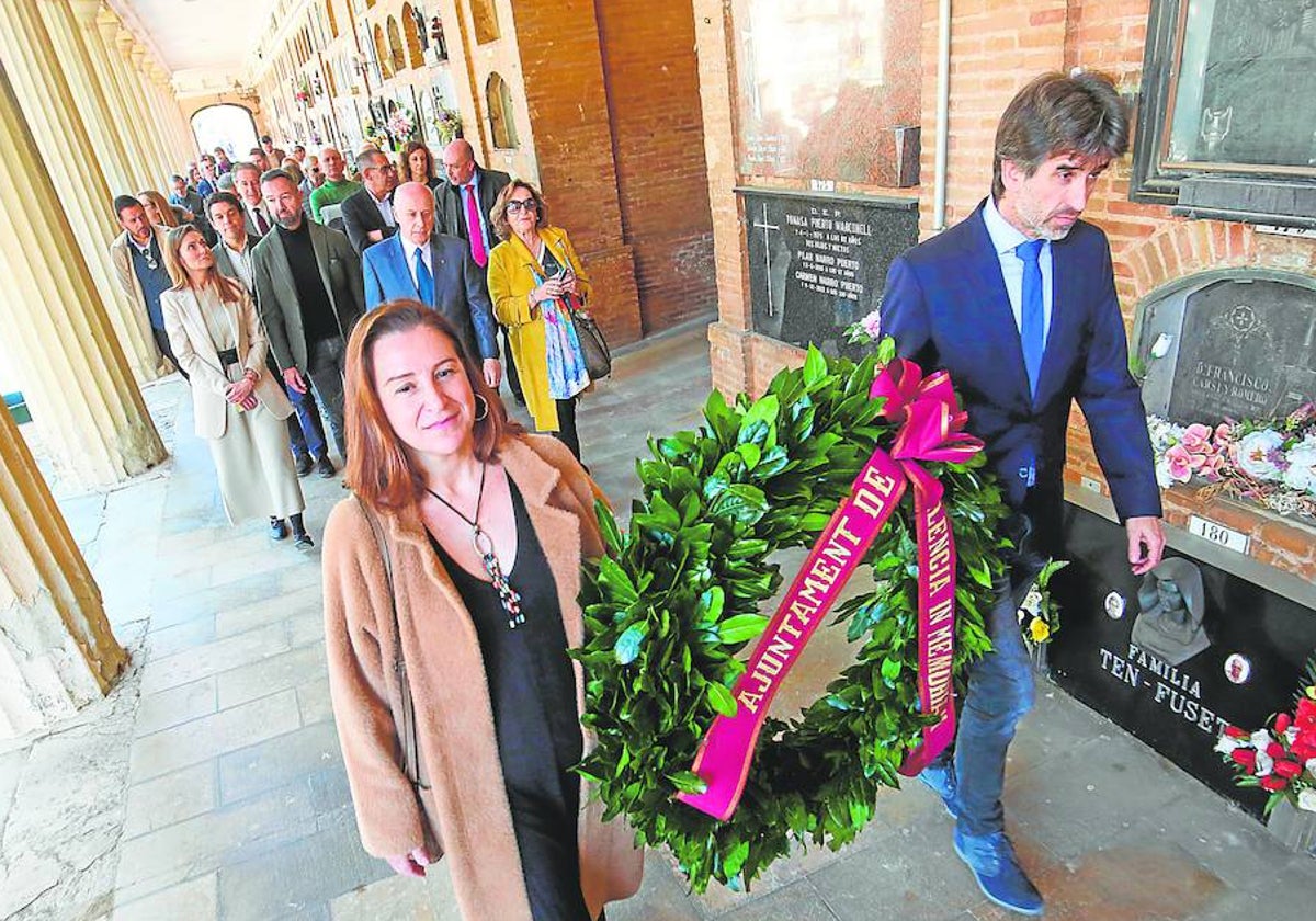 Como es tradicional, el Cementerio General ha acogido el tributo al escritor valenciano con representantes políticos y sociales.