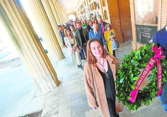 Como es tradicional, el Cementerio General ha acogido el tributo al escritor valenciano con representantes políticos y sociales.