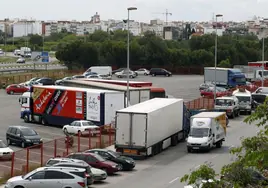 Varios camiones en un polígo del área metropolitana de Valencia.
